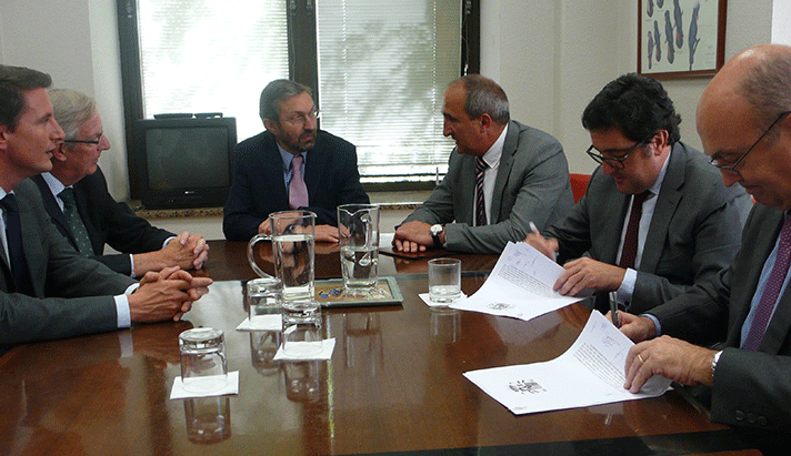 Acto de la firma del acuerdo, celebrado en el Ministerio de Agricultura