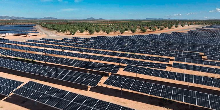 ACCIONA Energía instala un sistema de almacenamiento con baterías en la planta fotovoltaica Extremadura I-II-III