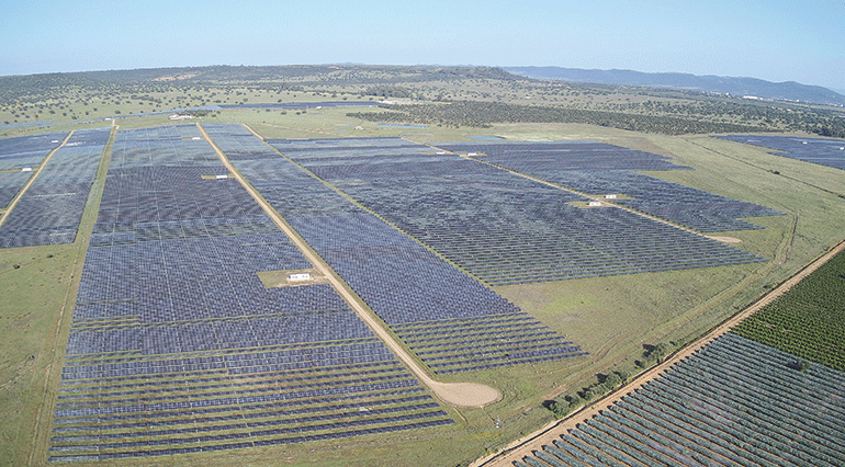Endesa firma un acuerdo con Masdar para la gestión de sus plantas solares en operación en España