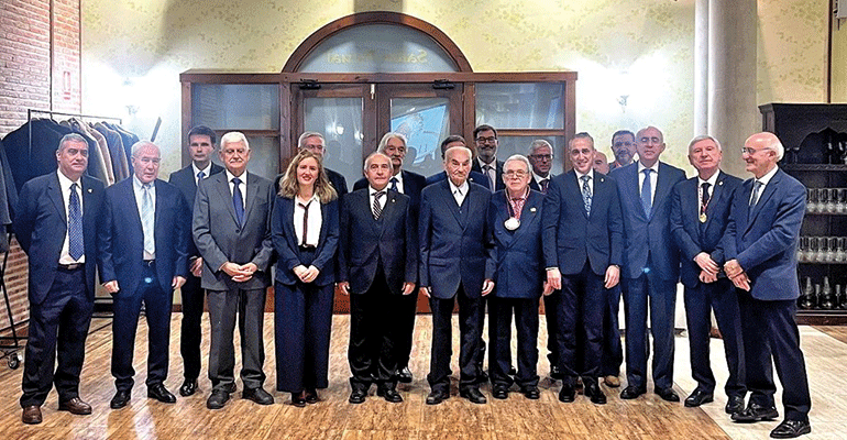 Ernesto Castañeda, presidente de ANQUE, recibe el Premio ARQUICMA 2025 San Alberto Magno