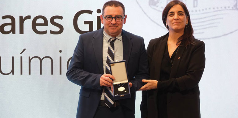 El profesor Emilio J. Palomares Gil, director del ICIQ, recibe la Medalla Narcís Monturiol en el Palau de la Generalitat