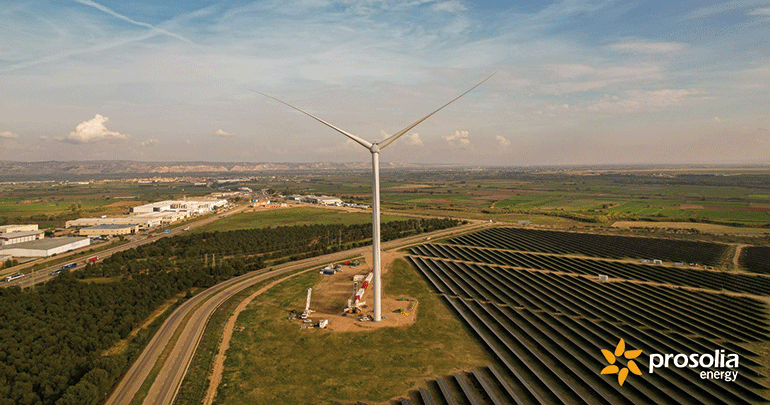 Prosolia Energy finaliza la instalación del primer aerogenerador en su parque híbrido de Stellantis Zaragoza